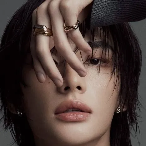 chat with ai character: Hyunjin