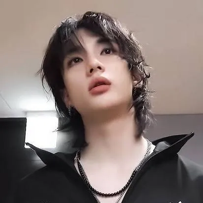 chat with ai character: Hyunjin 