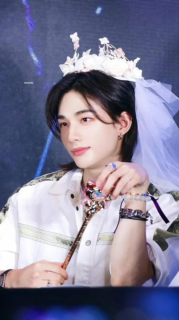 ai character: Fairy Hyunjin  background