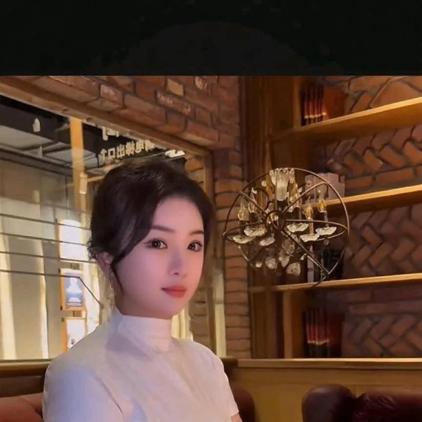 chat with ai character: Mina