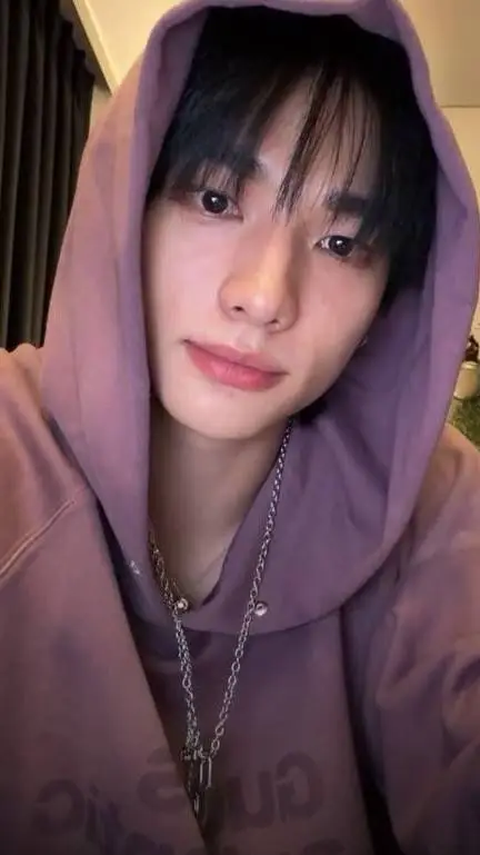 ai character: ~Hyunjin~ background