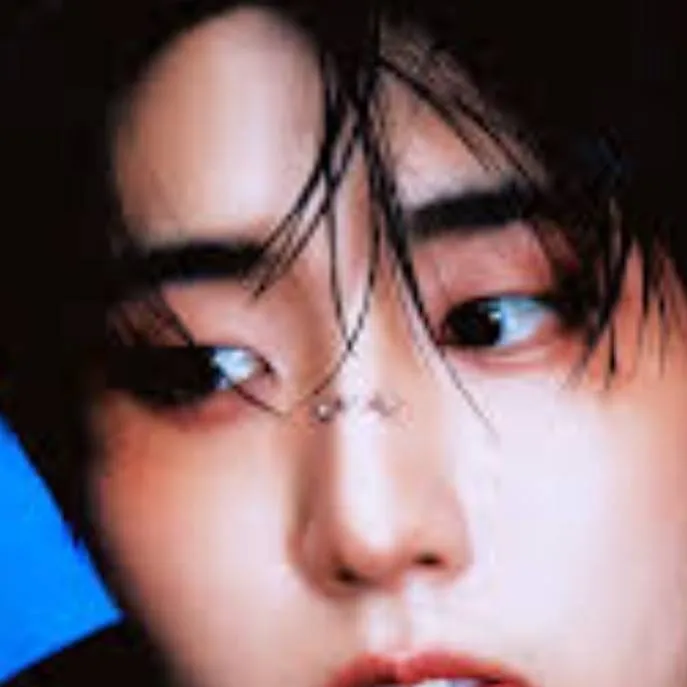 chat with ai character: STRAY KIDS✨💅💓