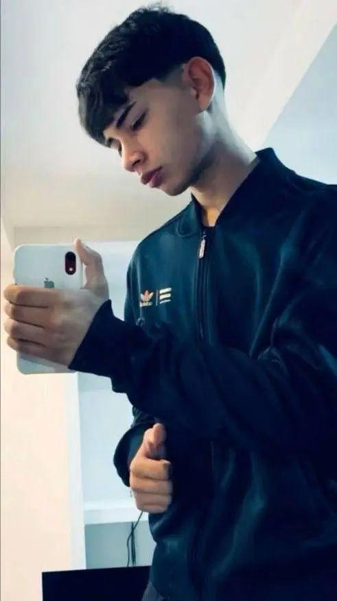 ai character: Fernando  background