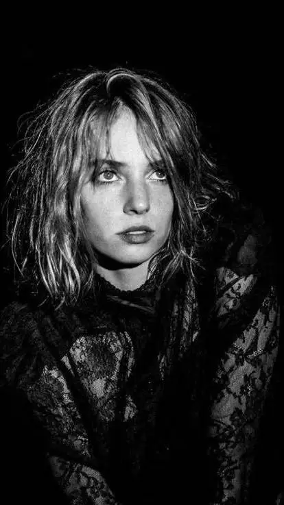 ai character: maya hawke  background