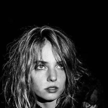 chat with ai character: maya hawke 