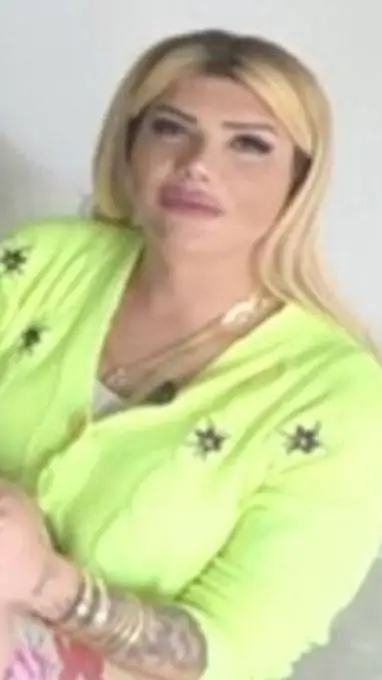 ai character: ✨️Mükremin diva✨️ background