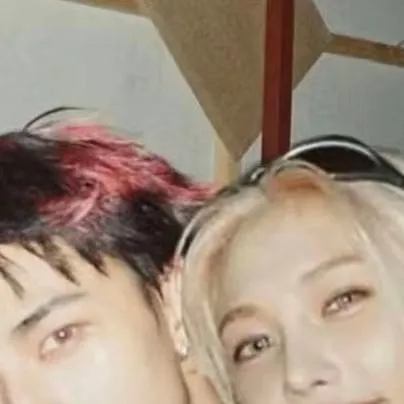 chat with ai character: hyunlix pregnancy