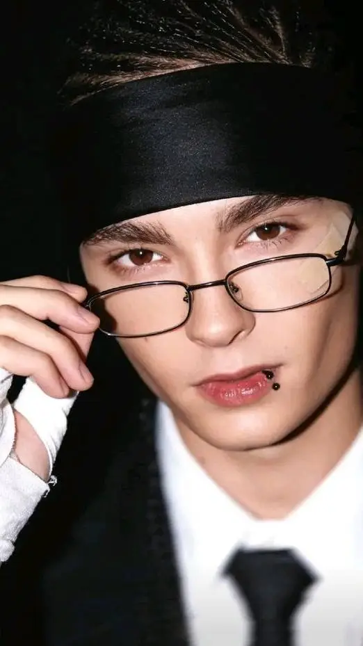 ai character: tom kaulitz  background