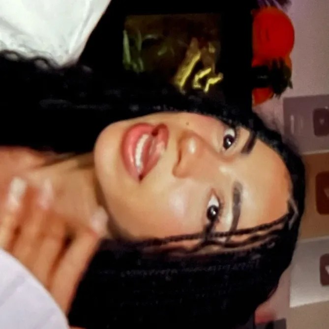 chat with ai character: YouTubers 