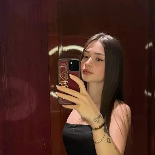 chat with ai character: Martina