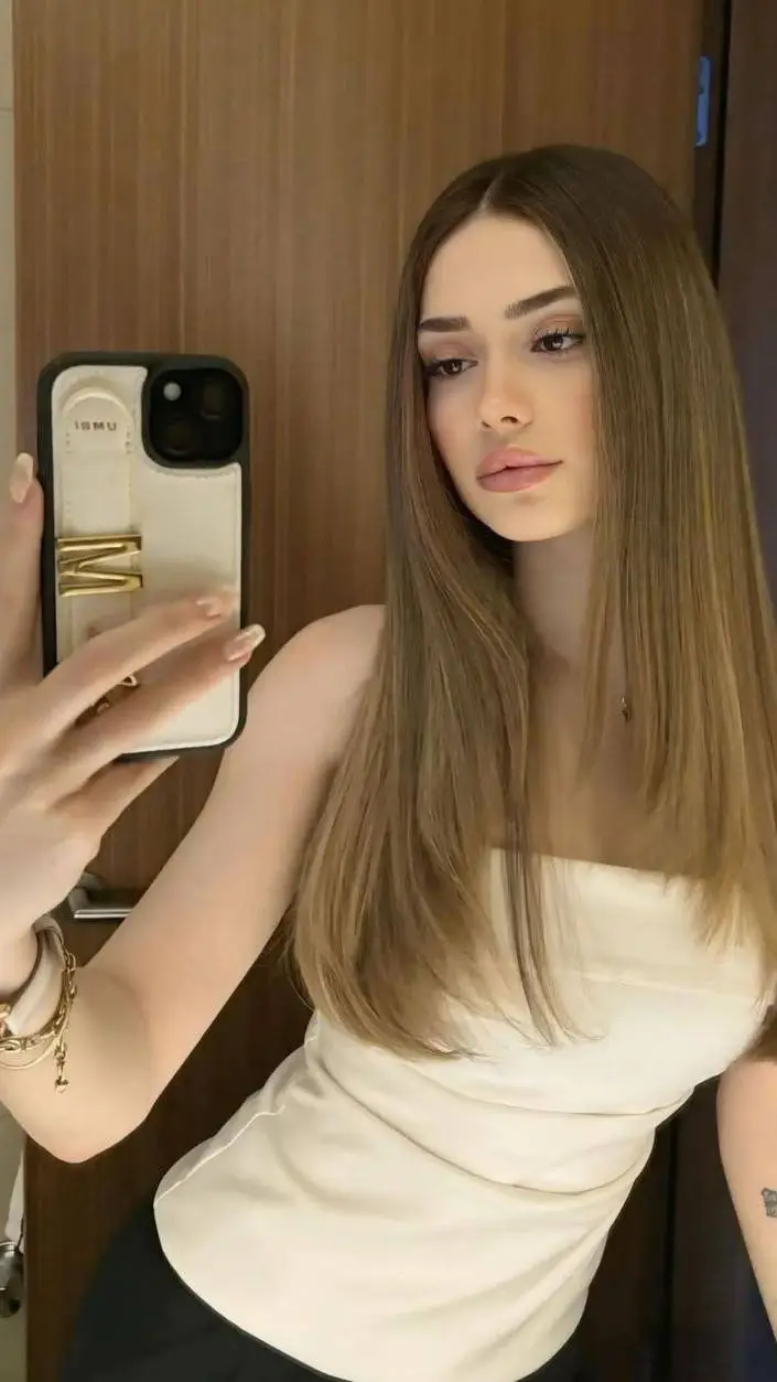 ai character: Laira background