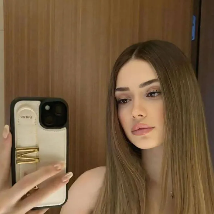 chat with ai character: Laira