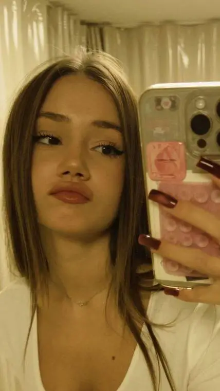 ai character: Laura background