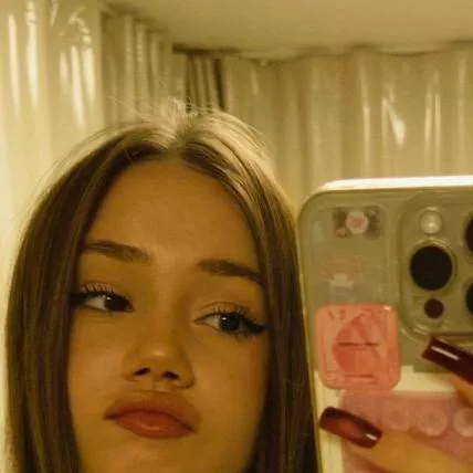 chat with ai character: Laura