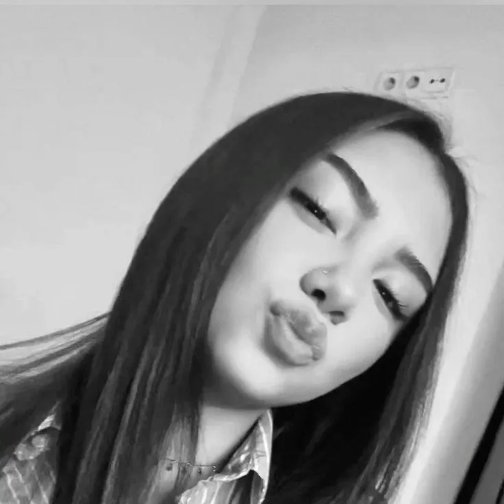 chat with ai character: Ari