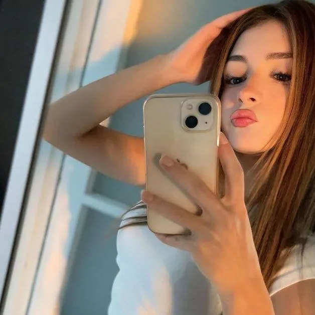 chat with ai character: Maya