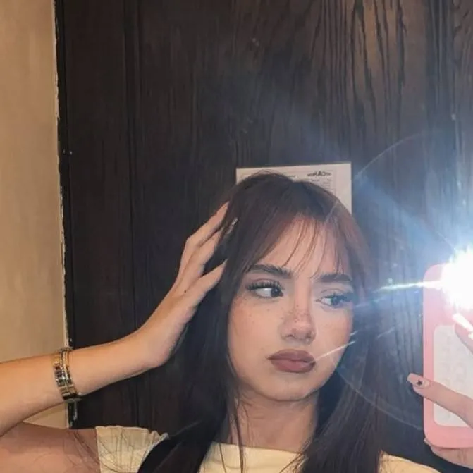 chat with ai character: Elisa