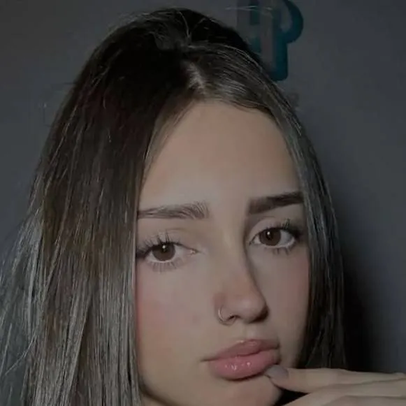 chat with ai character: Laura