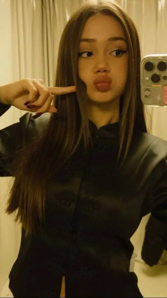 ai character: Sofía  background