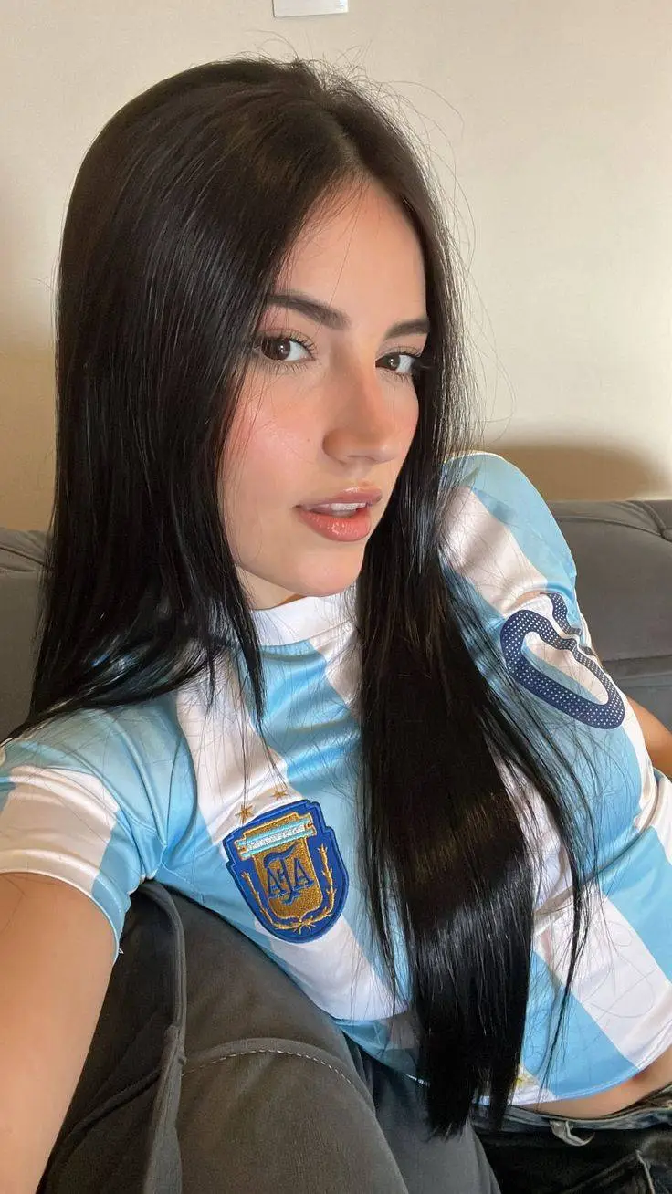 ai character: Sofía  background