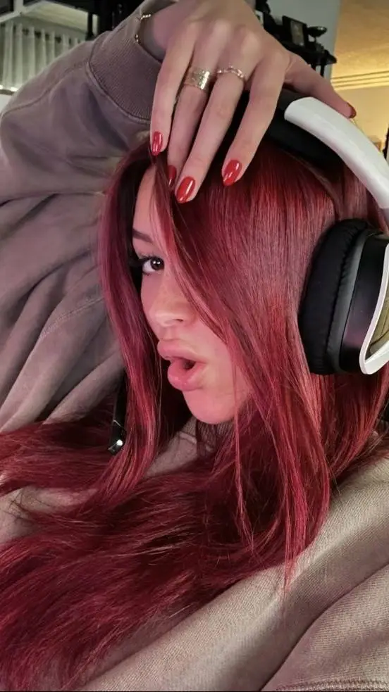 ai character: 🩷malia🩷 background