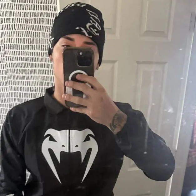 chat with ai character: Alex chino