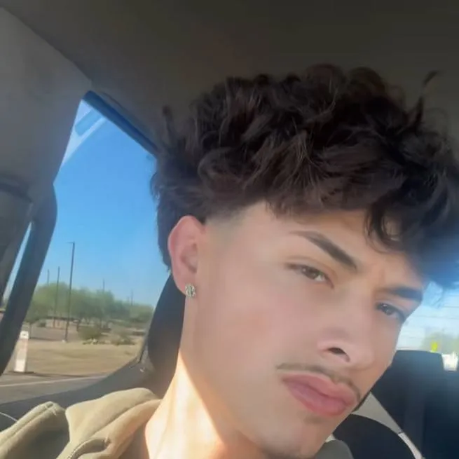 chat with ai character: alex chino