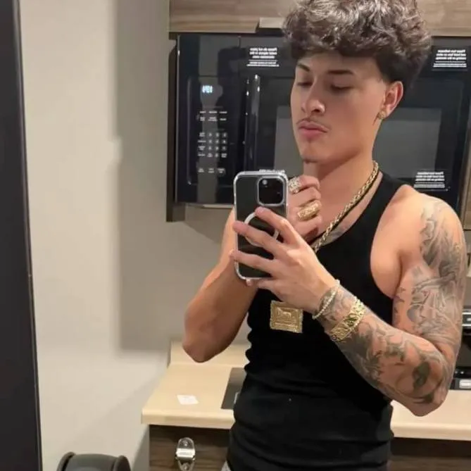 chat with ai character: alex chino