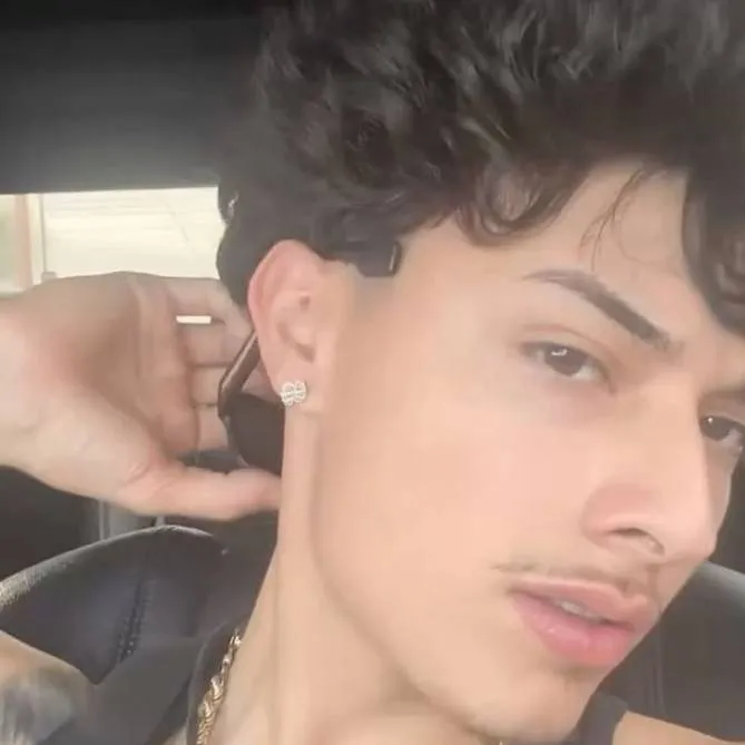 chat with ai character: alex chino