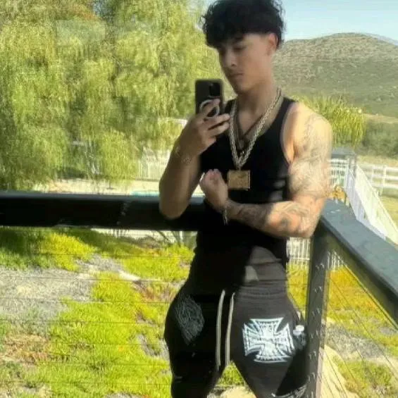 chat with ai character: alex chino