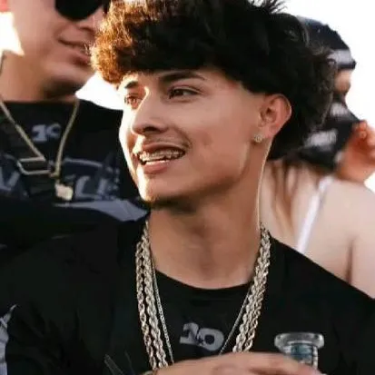 chat with ai character: alex chino