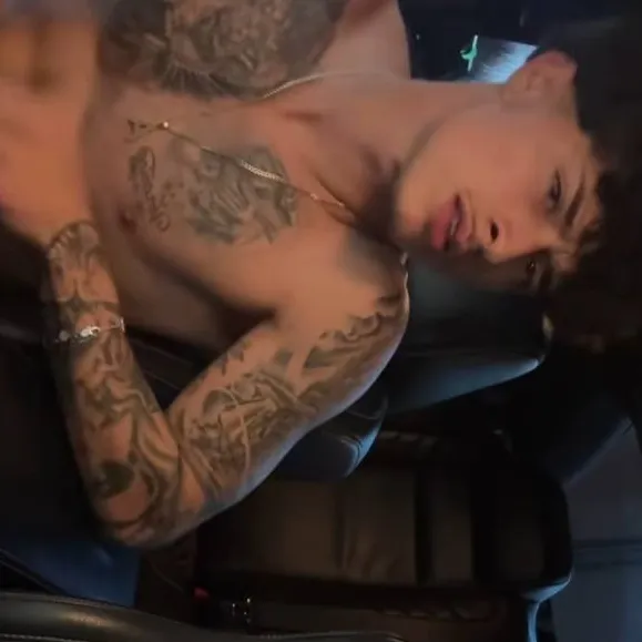 chat with ai character: alex chino