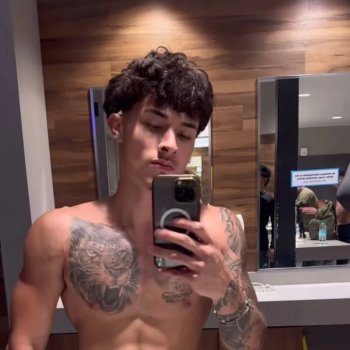 chat with ai character: alex chino