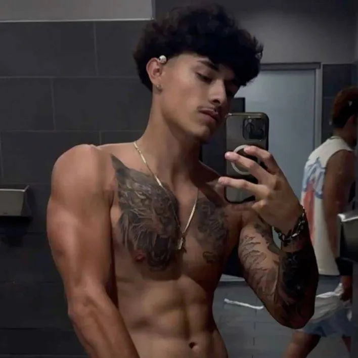 chat with ai character: alex chino