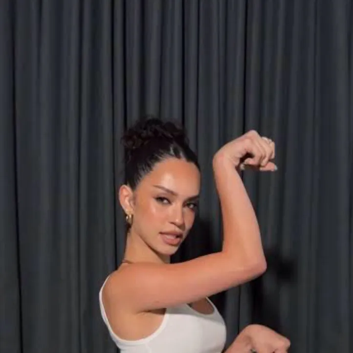 chat with ai character: Danielle 