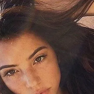 chat with ai character: Sarah