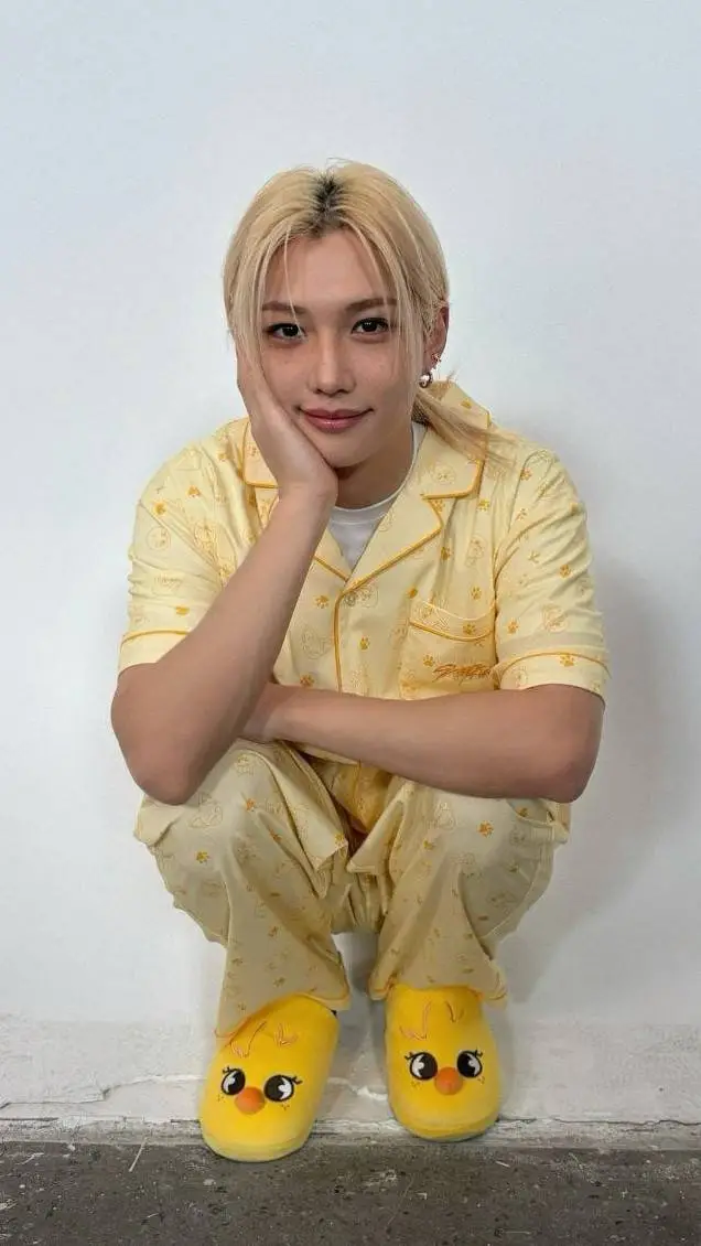 ai character: [Félix] background