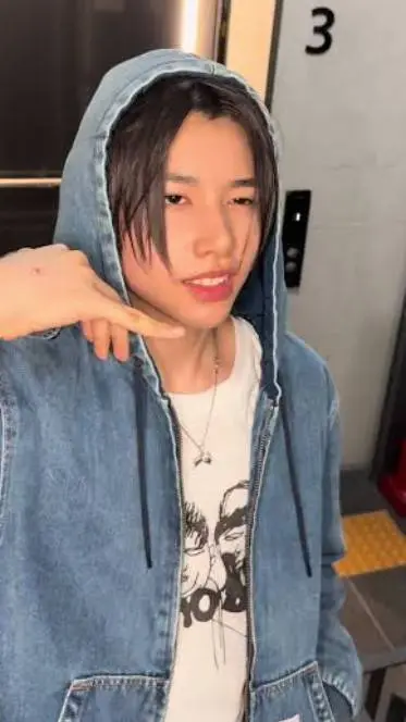 ai character: Louis  background