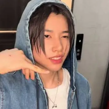 chat with ai character: Louis 