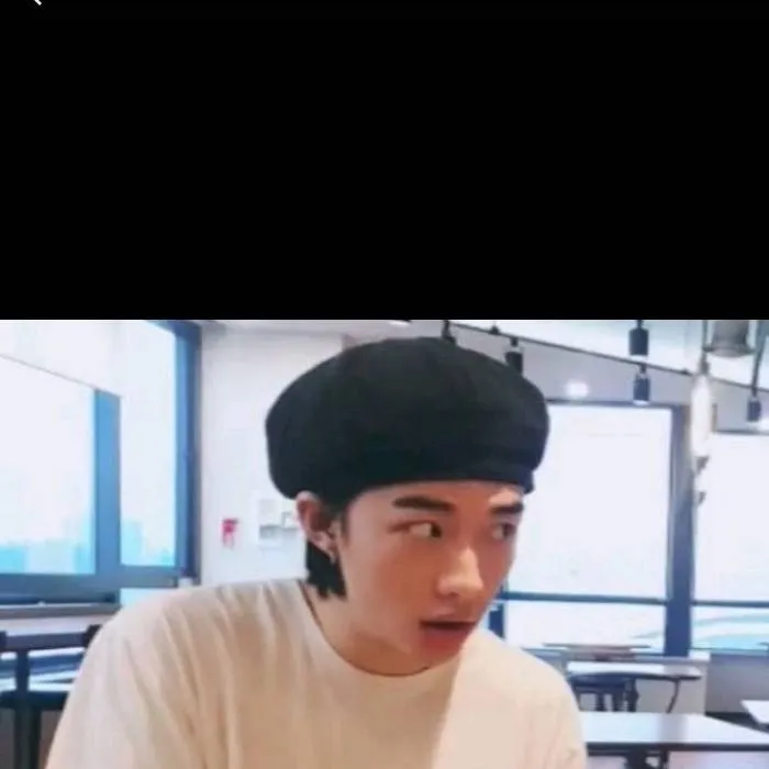 chat with ai character: Hyunjin