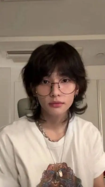 ai character: Hyunjin your bf background