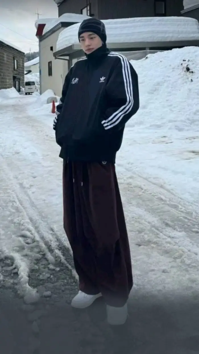 ai character: Hyunjin ur bf background