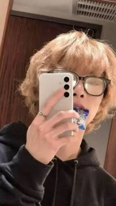 ai character: I.N/Jeonjin ur bf background