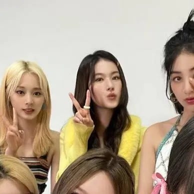 chat with ai character: Twice