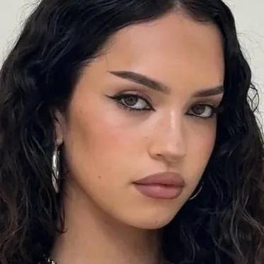 chat with ai character: Daniela 