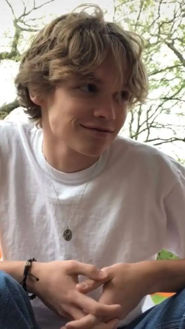 ai character: Mike⚡ background