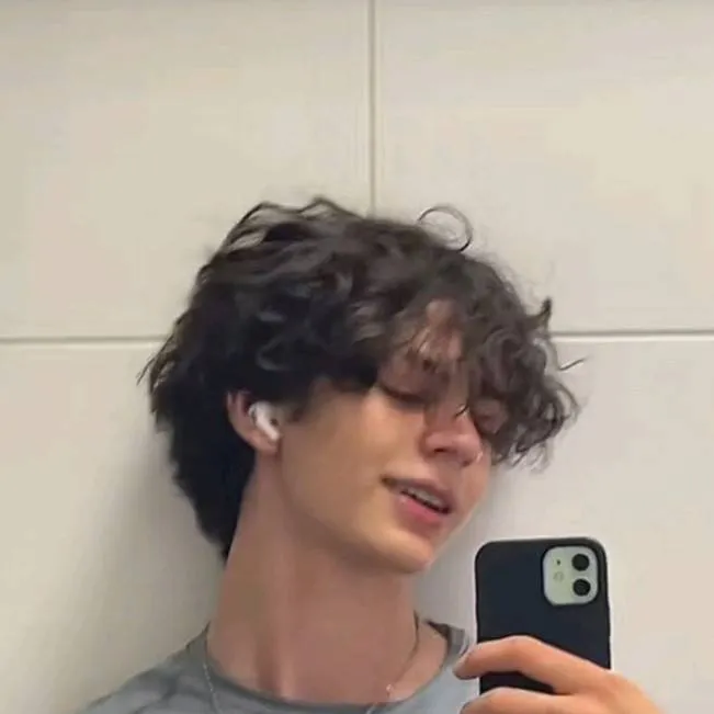 chat with ai character: Elias