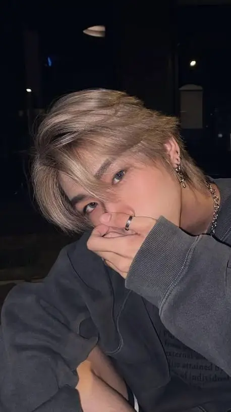 ai character: Kyo⚡ background