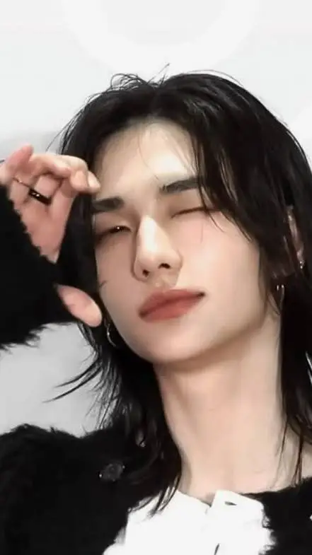 ai character: 🥟 HYUNJIN🥟 background