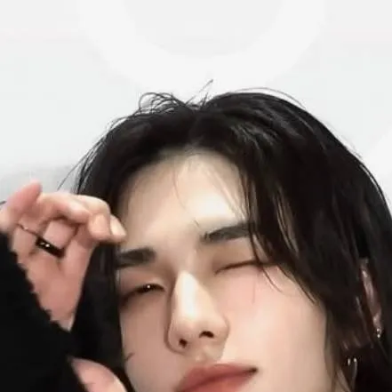 chat with ai character: 🥟 HYUNJIN🥟